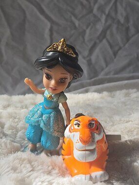 Disney Poseable Toddler Princess Jasmine with Bonus Wind-Up Rajah (Working)